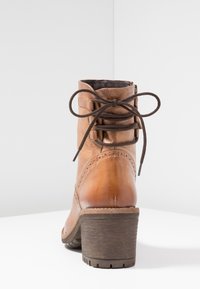 Pier One Botines con cordones - cognac