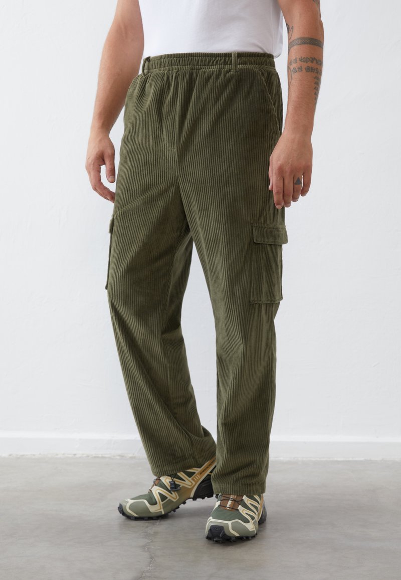Pier One - CORDUROY TROUSERS - Cargo trousers - khaki, Enlarge