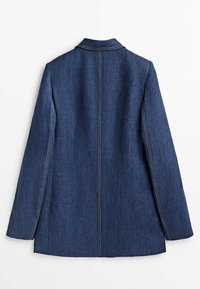 Tummansininen farkkutakki, jossa on räätälöity muotoilu, pitkät hihat, lovikaulus ja kontrastiväriset saumat.