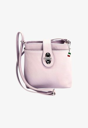 Lichtroze leren crossbody tas met een gestructureerde afwerking, zilveren hardware en een decoratieve tricolor charme. Voorzien van een klep sluiting aan de voorkant.