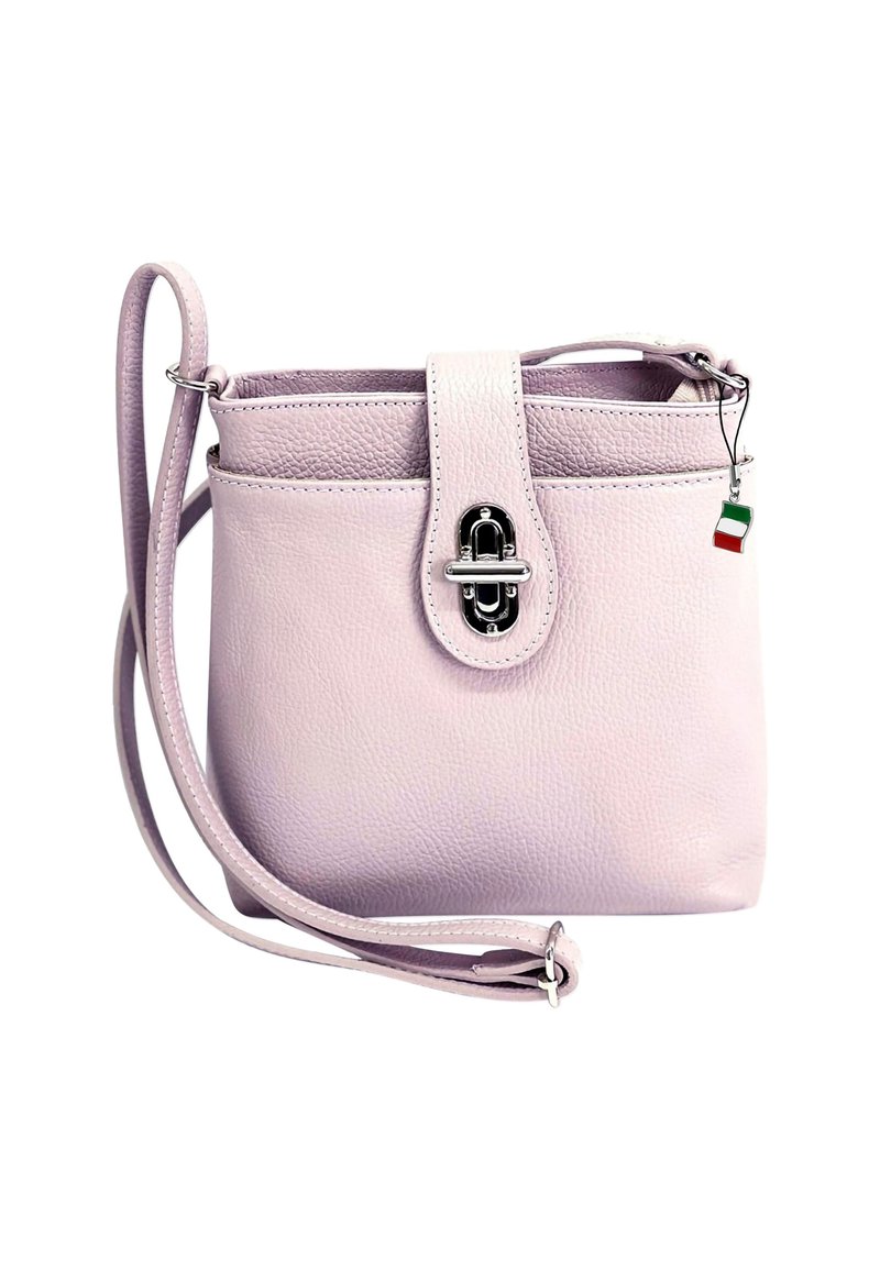 Lichtroze leren crossbody tas met een gestructureerde afwerking, zilveren hardware en een decoratieve tricolor charme. Voorzien van een klep sluiting aan de voorkant.