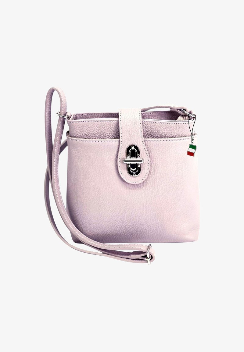 Lichtroze leren crossbody tas met een gestructureerde afwerking, zilveren hardware en een decoratieve tricolor charme. Voorzien van een klep sluiting aan de voorkant.