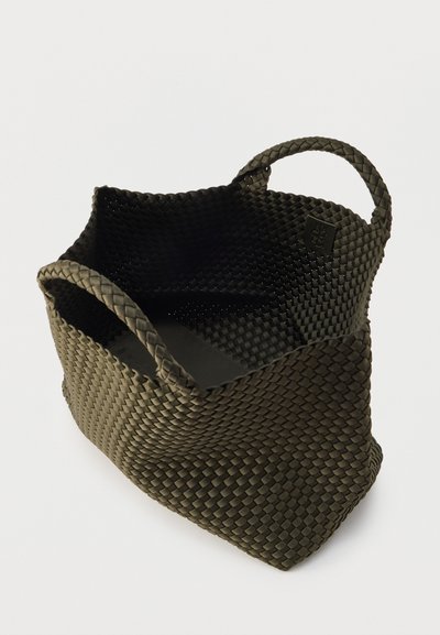 Σκούρα πράσινη υφαντή τσάντα ώμου με δύο λαβές και ευέλικτο ορθογώνιο ανοιχτό πάνω μέρος σε λευκό φόντο.