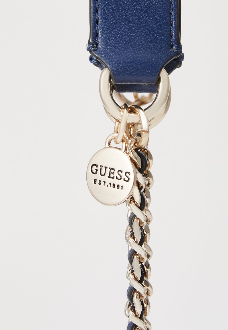 GUESS Cruise Vibe Borsa A Tracolla Convertibile Trapuntata Blu Navy E Bianca, Borsa A Tracolla Donna Con Scomparti E Fondo Rinforzato - 4