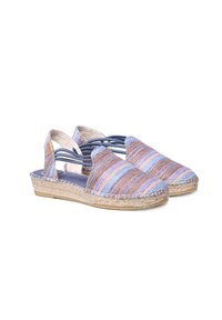 Espadrillas intrecciate con righe orizzontali multicolori in lavanda, blu e marrone. Presentano una suola in juta e fasce elastiche per supporto.