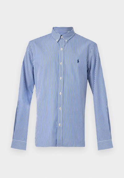 Cămașă cu mâneci lungi, cu dungi verticale albastre și albe, nasturi și guler cu nasturi, cu un mic logo brodat bleumarin pe pieptul stâng.