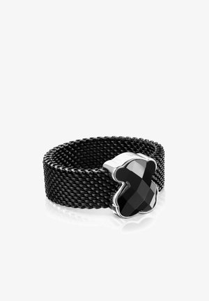 Bracelet tissé noir avec un fermoir argenté en métal et un accent en forme d'ours noir facetté. La texture est lisse et métallique.