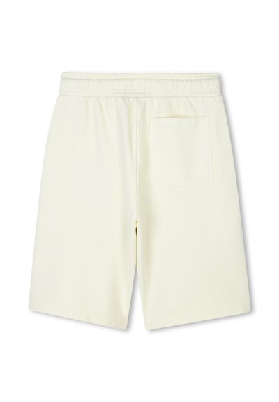 Shorts en crème clair avec une texture lisse, une taille élastique et une poche arrière unique sur le côté droit.