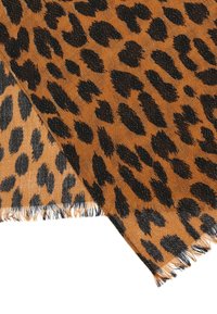 Tessuto con stampa leopardata caratterizzato da una trama con un mix di arancione e nero, bordi sfilacciati e macchie irregolari che ricordano i punti degli animali.