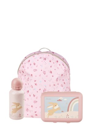Rosa Kinder-Rucksack, Wasserflasche und Brotdose mit verspielten Designs von Hasen und Naturmotiven.