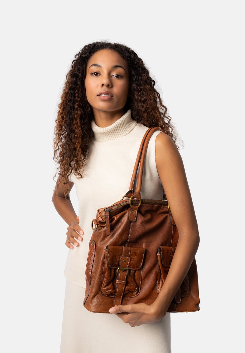 Borsa a tracolla in pelle marrone con chiusura a zip, due tasche frontali e robuste cinghie per la spalla. Texture liscia con dettagli di cucitura visibili.