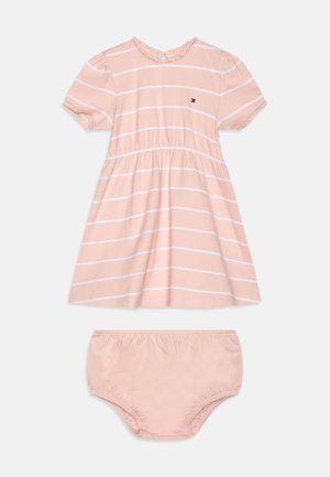 Vestido a rayas rosas con mangas cortas, bordes de encaje y cinturilla ajustada, combinado con pantalones bombachos rosas a juego. Tejido suave de algodón.