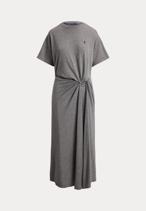Rochie midi gri cu mâneci scurte, guler rotund, detaliu strâns în nod la talie și mic logo brodat pe piept.