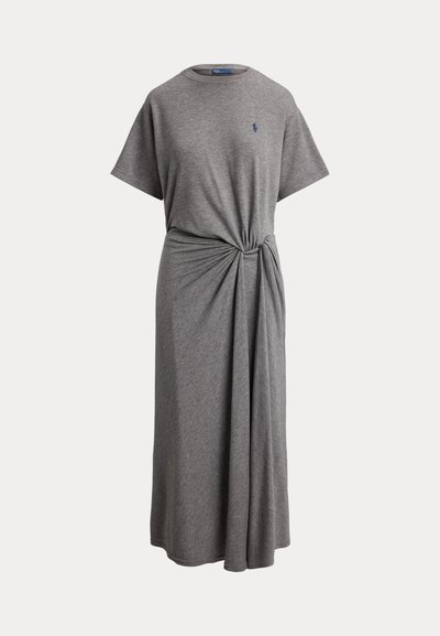 Vestido midi gris de manga corta con cuello redondo, detalle de nudo fruncido en la cintura y pequeño logo bordado en el pecho.