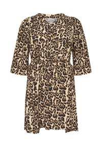Robe portefeuille en imprimé léopard avec des manches ¾, taille à nouer et bouton sur le devant. Présente une base beige avec des taches léopard brun foncé. Texture de tissu douce.
