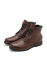 Botas de tobillo de cuero marrón con un acabado texturizado, que presentan cordones negros, un cuello acolchado y una suela de goma negra contrastante.