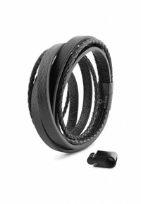 Cintura in pelle nera con dettaglio intrecciato, caratterizzata da una finitura liscia e una clasp in metallo. Accompagnata da una parte di fibbia nera separata.
