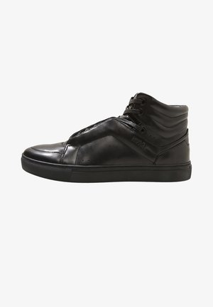 Baskets montantes en cuir noir avec le nom de la marque embossé sur le côté, fermeture à lacets et semelle en caoutchouc, vues de côté extérieur.