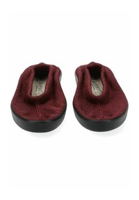 Zapatos tipo slip-on en color burdeos con un upper de punto texturizado y una suela de goma negra. Abertura elástica redondeada para facilitar su uso.