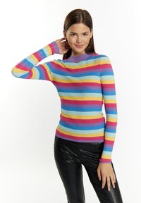 Daugiaspalvis raštuotas megztinis su horizontaliais dryžiais rožinės, mėlynos, geltonos ir violetinės spalvų. Tinkamo miesto dizainas su ilgomis rankovėmis ir aukštu kaklu.