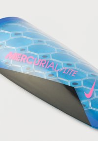 Προστατευτικό κνήμης Nike Mercurial Lite, με μπλε εξαγωνικό μοτίβο, ροζ λογότυπο και ματ μαύρο περίγραμμα για επιπλέον ανθεκτικότητα.