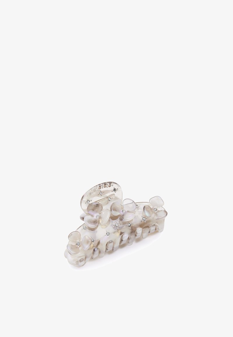 Transparante plastic haarclip met bloemvormen en kleine rhinestones, met een gladde textuur en een lichte, neutrale kleur.