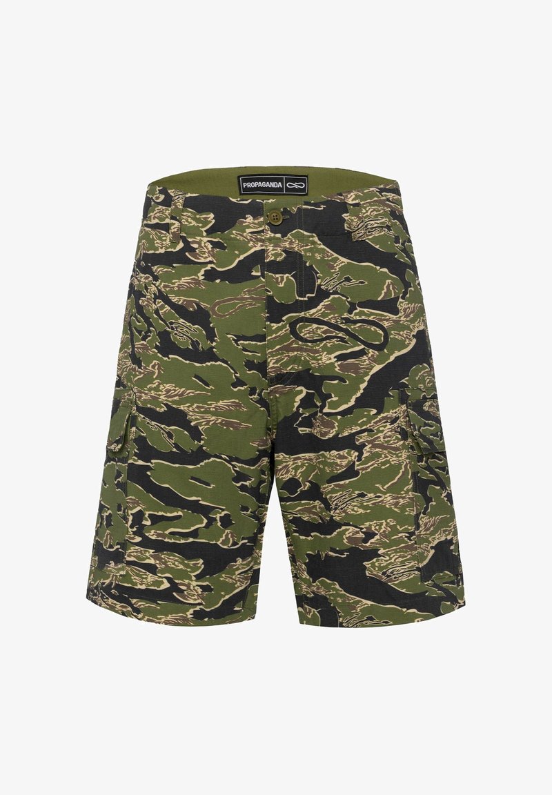 Shorts cargo mimetici in verde e nero con tessuto testurizzato, dotati di tasche laterali e di una vita con marchio.
