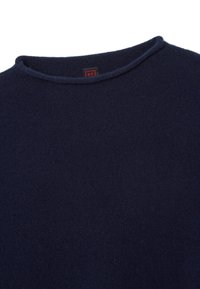 Suéter de punto azul marino con cuello redondo y una textura suave; presenta una pequeña etiqueta roja en el collar interior.