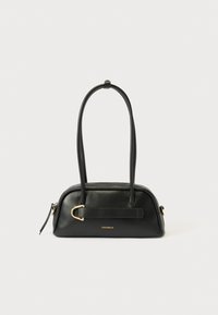Bolso de mano de cuero negro con forma estructurada, que presenta una parte superior curva, dos asas largas y detalles en herrajes de tono dorado.