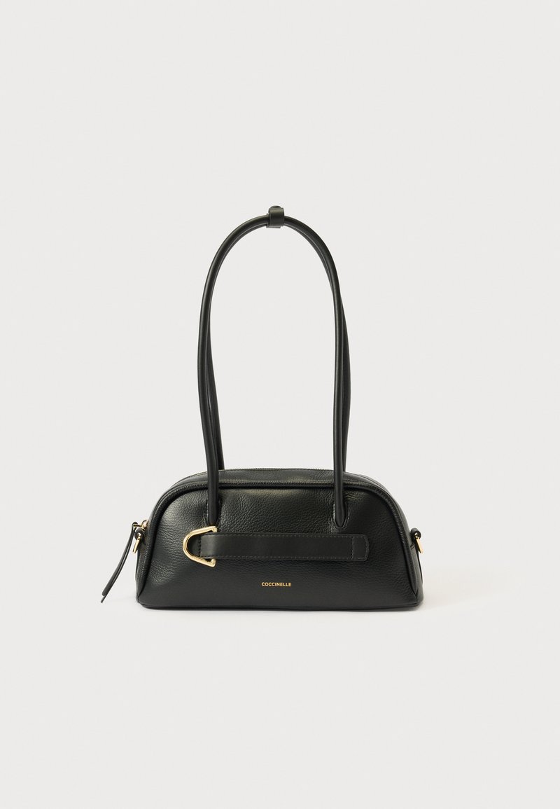Bolso de mano de cuero negro con forma estructurada, que presenta una parte superior curva, dos asas largas y detalles en herrajes de tono dorado.