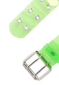 Zelený průhledný pásek vyrobený z lesklého plastu, s kovovými očky a kovovou sponou, s hladkou, lesklou texturou.