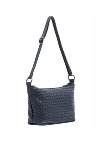 Gewebte marineblaue Leder-Umhängetasche mit verstellbarem Schultergurt, rechteckiger Form und strukturiertem Oberflächenfinish. Messingbeschläge.
