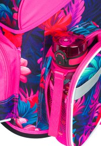 Barevný batoh s květinovým potiskem v odstínech modré, růžové a zelené. Obsahuje růžovou láhev na vodu v bočním kapse. Texturovaná tkanina.