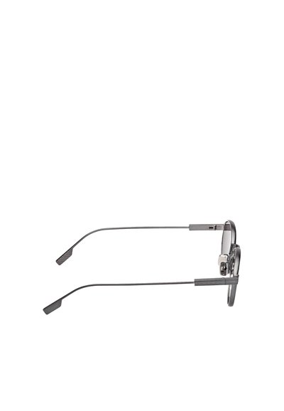 Metalowe okulary z prostokątnymi oprawkami, koloru srebrnego, cienkimi zausznikami, teksturowanymi końcówkami oraz zawiasami z delikatnym polerowanym wykończeniem.
