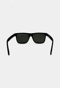 Čierne plastové slnečné okuliare so štvorcovým rámom a tmavými zatienenými sklami. Majú hladký povrch a zakrivené ramená. Logo je vytlačené na boku.