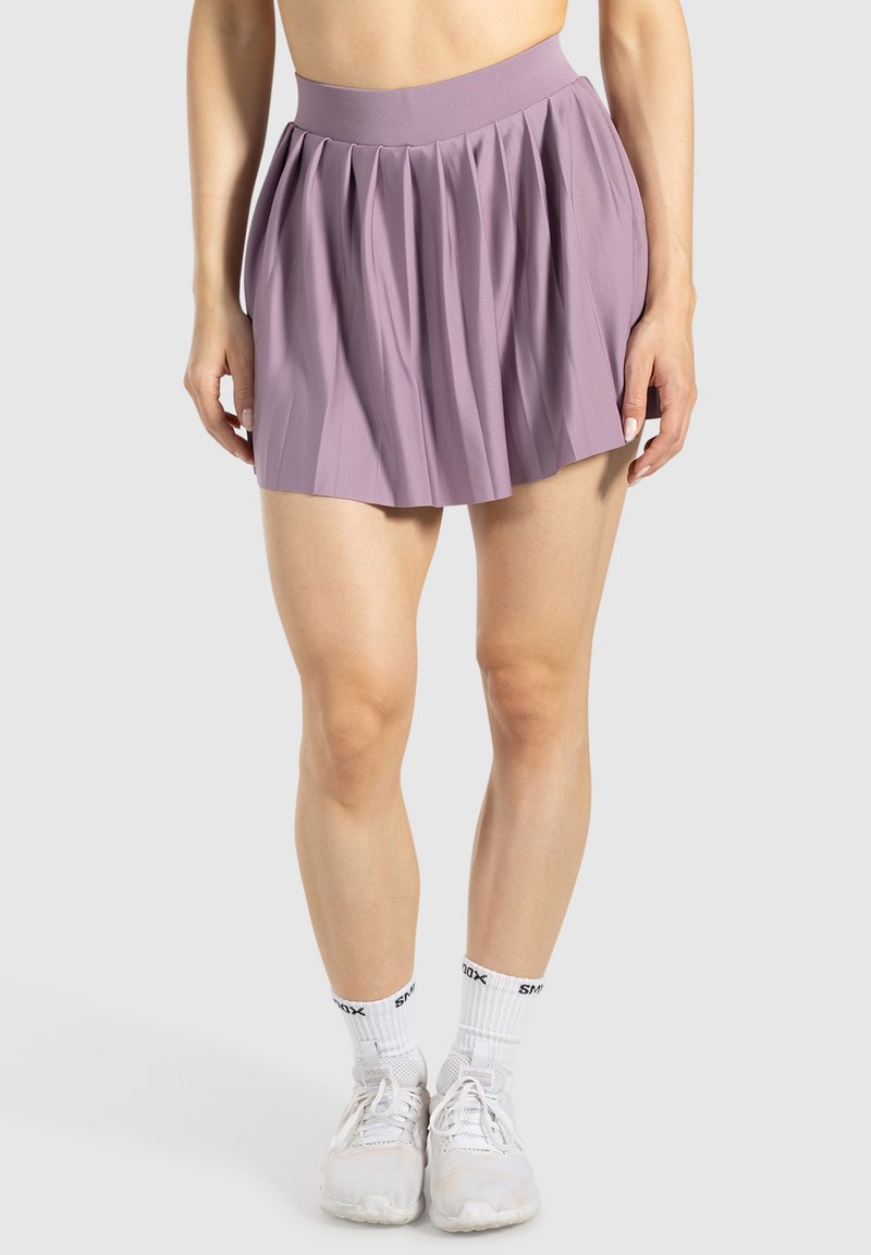 Gonna plissettata lavanda con una fascia larga in vita, realizzata in tessuto liscio. La gonna arriva a metà coscia e presenta una forma simmetrica e svasata.