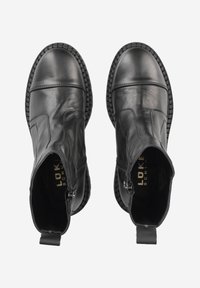 Bottes chevilles en cuir noir avec une texture lisse, bout rond et fermetures éclair latérales. Dotées d'une semelle épaisse et texturée pour une meilleure adhérence et stabilité.