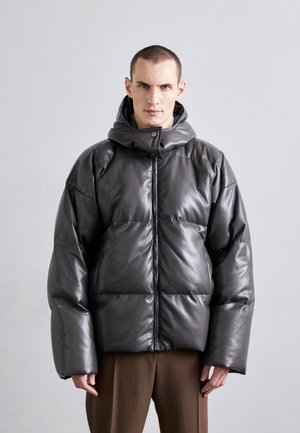 Gepolsterte Daunenjacke aus glänzendem dunkelgrauem Material, ausgestattet mit Kapuze, Frontreißverschluss und übergroßer Silhouette mit weiten Ärmeln.