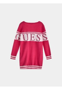 Pull en tricot rose à manches longues, avec des accents de rayures blanches et le logo "GUESS" sur la poitrine dans des couleurs contrastées. Coupe régulière.