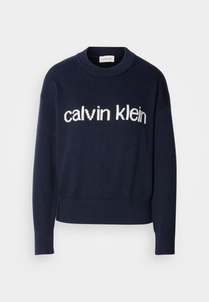Donkerblauw pullover trui met het witte "calvin klein" logo over de borst, geribbelde manchetten en zoom, vervaardigd uit een zacht brei materiaal.