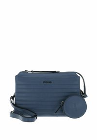 Sac bandoulière en cuir bleu avec une texture côtelée verticale, fermeture à glissière et une pochette ronde détachable pour pièces, avec un logo embossé.