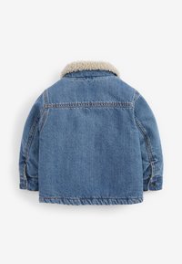 Veste en denim avec un col en sherpa, de couleur bleue classique, dotée de détails en boutons sur les manches et d'un ourlet légèrement arrondi.