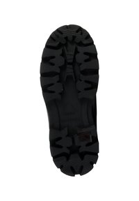 Suela de zapato de goma negra con profundos surcos, patrones angulares y un acabado texturizado. Presenta un logo en relieve para mayor tracción.
