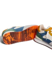 Sneaker multicolore in materiali scamosciati e in rete, con una suola intermedia bianca, suola in gomma scanalata con accenti arancioni e colletto imbottito.