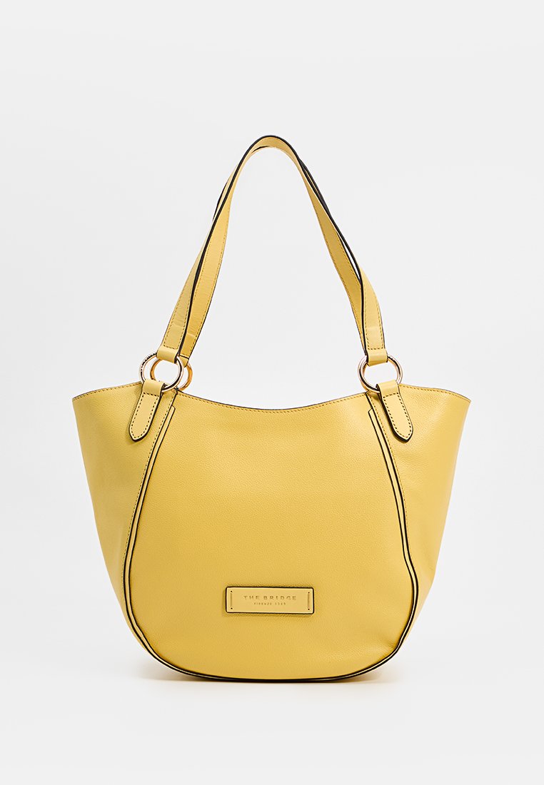 Borsa a mano in pelle gialla con forma arrotondata, doppi manici a spalla, cuciture nere a contrasto e una targhetta rettangolare con il marchio sul davanti.