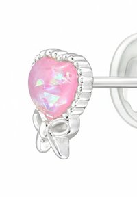 Pietra di opale rosa a forma di cuore in impostazione argentata con bordo testurizzato e accento a fiocco. La pietra ha riflessi iridescenti.