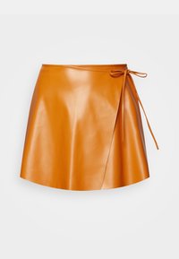 Orange läderwrapkjol med en slät yta, utfälld form och knytdetalj vid midjan. Har en ren, minimalistisk design.