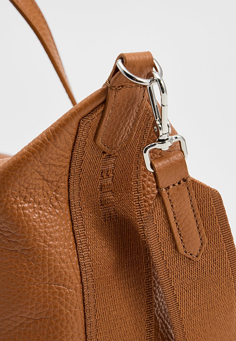 Brązowa skórzana torebka z teksturowanym wykończeniem, z odpinanym paskiem i błyszczącymi srebrnymi akcentami. Ustrukturyzowany kształt z przeszytymi detalami.