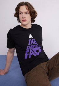 The North Face MOUNTAIN PLAY TEE - Apdrukāts T-krekls - black
