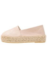 Espadrille de cuero beige con suela de yute, que presenta una textura suave y un diseño de punta redondeada, con detalles de costura mínimos.